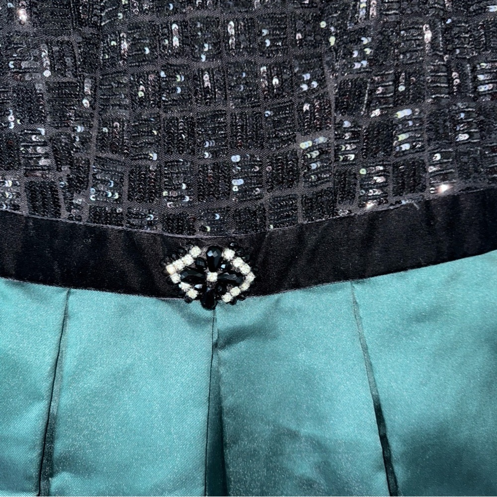 Ignite Evenings Black Sequin with Emerald Skirt Sleeveless Formal Short Dress 8 - Picture 4 of 10